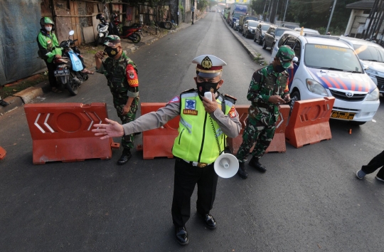 Petugas Gabungan Putar Balik Ribuan Kendaraan Menuju Jakarta
