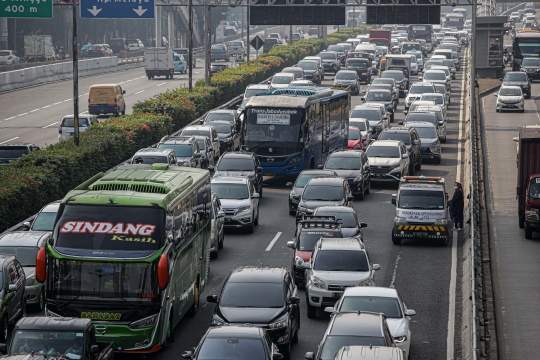 Kemacetan Tol Dalam Kota Akibat Penyekatan PPKM Darurat