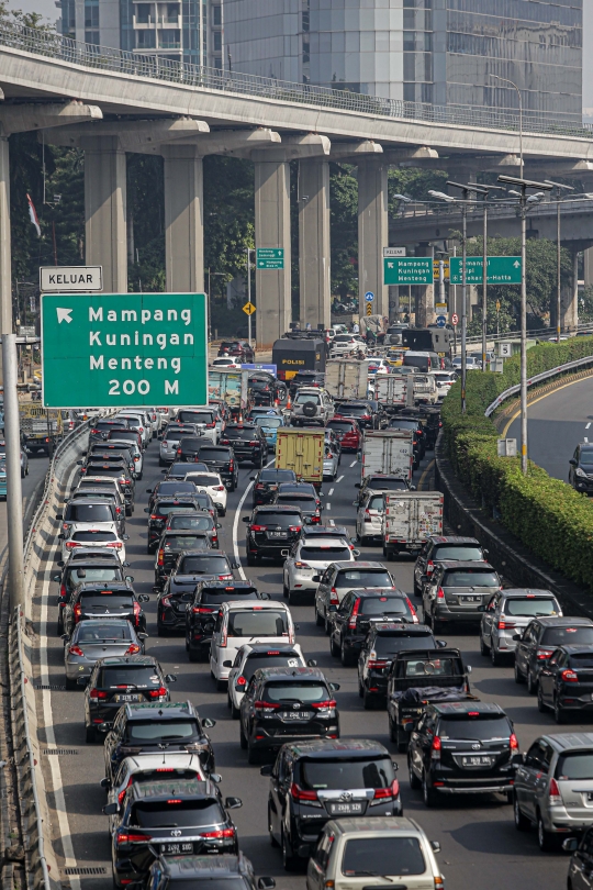 Kemacetan Tol Dalam Kota Akibat Penyekatan PPKM Darurat