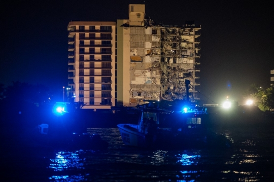 Antisipasi Hantaman Badai Tropis, Sisa Menara Champlan di Miami Diruntuhkan