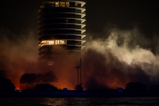 Antisipasi Hantaman Badai Tropis, Sisa Menara Champlan di Miami Diruntuhkan