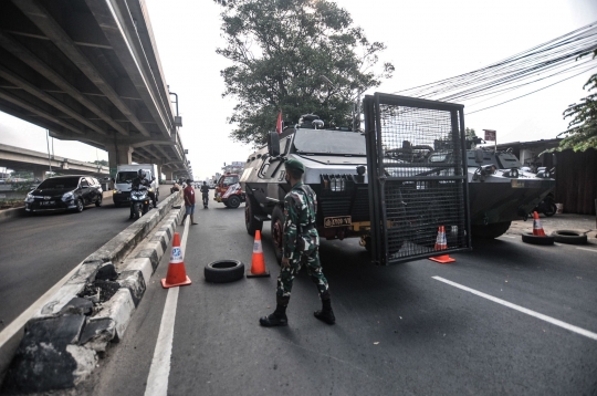 Penyekatan PPKM Darurat, Kendaraan Taktis TNI-Polri Tutup Jalan Kalimalang