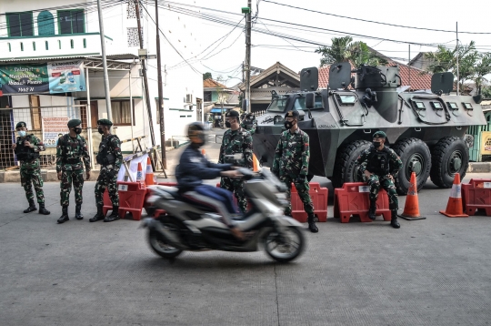 Penyekatan PPKM Darurat, Kendaraan Taktis TNI-Polri Tutup Jalan Kalimalang