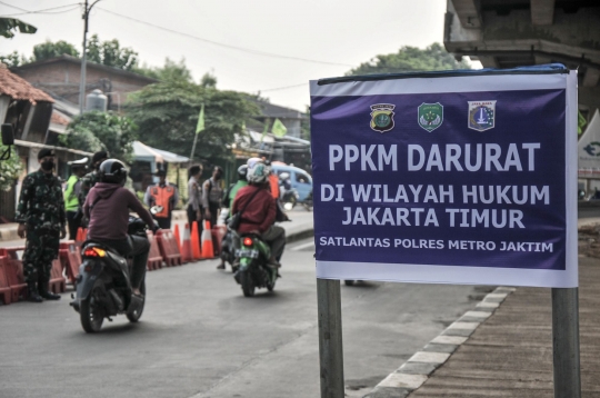 Penyekatan PPKM Darurat, Kendaraan Taktis TNI-Polri Tutup Jalan Kalimalang