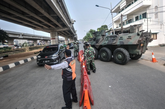 Penyekatan PPKM Darurat, Kendaraan Taktis TNI-Polri Tutup Jalan Kalimalang