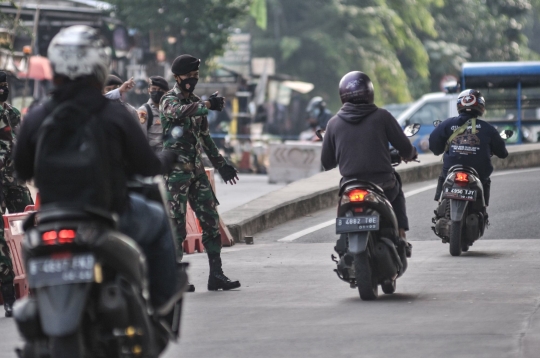 Penyekatan PPKM Darurat, Kendaraan Taktis TNI-Polri Tutup Jalan Kalimalang