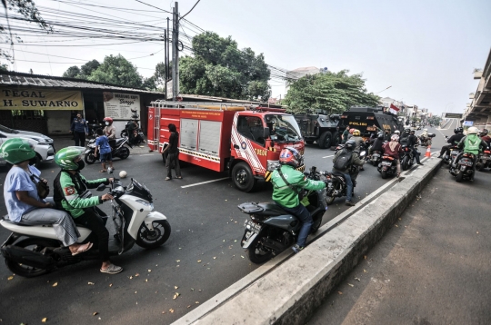 Penyekatan PPKM Darurat, Kendaraan Taktis TNI-Polri Tutup Jalan Kalimalang