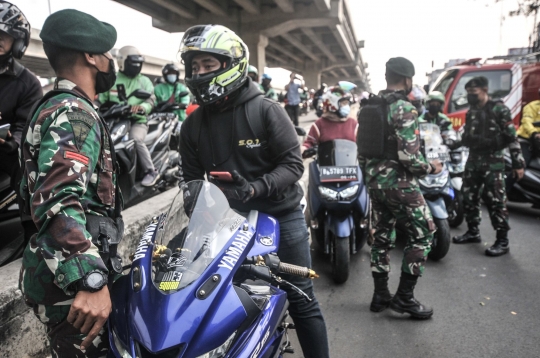 Penyekatan PPKM Darurat, Kendaraan Taktis TNI-Polri Tutup Jalan Kalimalang