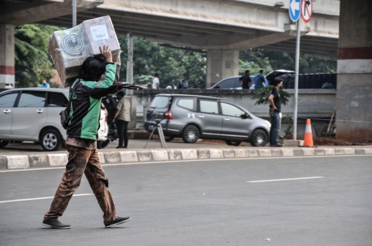 Penyekatan PPKM Darurat, Kendaraan Taktis TNI-Polri Tutup Jalan Kalimalang