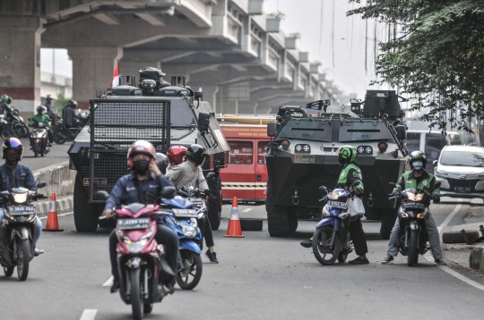 Penyekatan PPKM Darurat, Kendaraan Taktis TNI-Polri Tutup Jalan Kalimalang