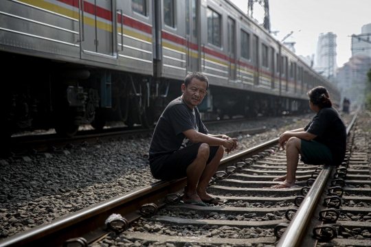 Tingkatkan Imun Tubuh, Warga Menteng Berjemur di Rel Kereta Api