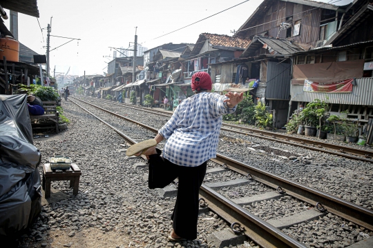 Tingkatkan Imun Tubuh, Warga Menteng Berjemur di Rel Kereta Api