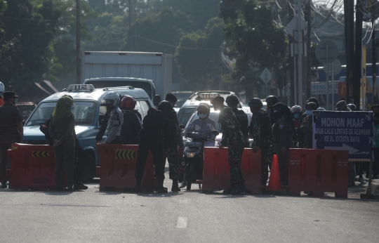 Kendaraan Taktis TNI-Polri Tutup Jalan Raya Bogor di Hari ke-4 PPKM Darurat