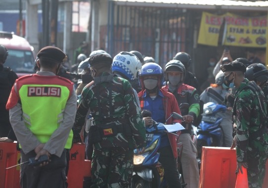 Kendaraan Taktis TNI-Polri Tutup Jalan Raya Bogor di Hari ke-4 PPKM Darurat