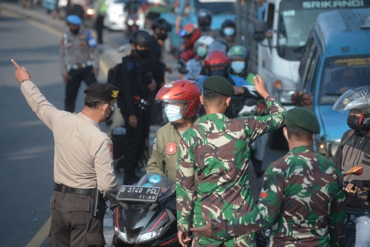 Kendaraan Taktis TNI-Polri Tutup Jalan Raya Bogor di Hari ke-4 PPKM Darurat