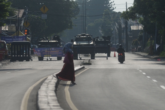 Kendaraan Taktis TNI-Polri Tutup Jalan Raya Bogor di Hari ke-4 PPKM Darurat