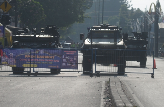 Kendaraan Taktis TNI-Polri Tutup Jalan Raya Bogor di Hari ke-4 PPKM Darurat