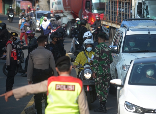 Kendaraan Taktis TNI-Polri Tutup Jalan Raya Bogor di Hari ke-4 PPKM Darurat