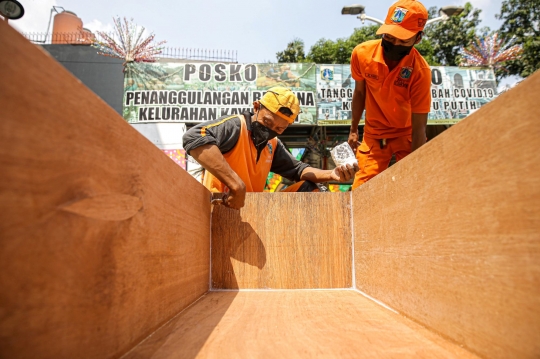 Petugas PPSU Kayu Putih Inisiatif Bikin Peti Jenazah Covid-19