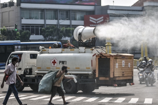 Penyemprotan Disinfektan Rutin PMI Saat PPKM Darurat