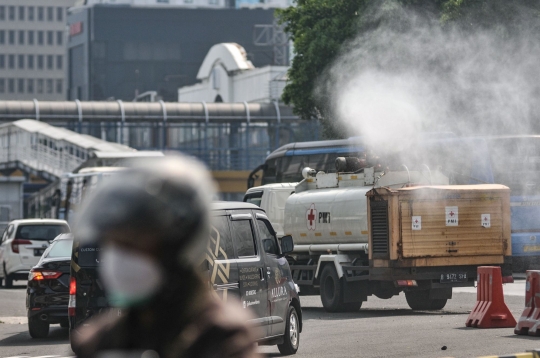 Penyemprotan Disinfektan Rutin PMI Saat PPKM Darurat