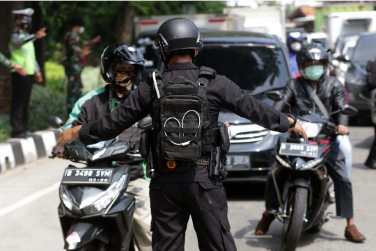 Pasukan Brimob Perketat Penyekatan Kendaraan di Lenteng Agung