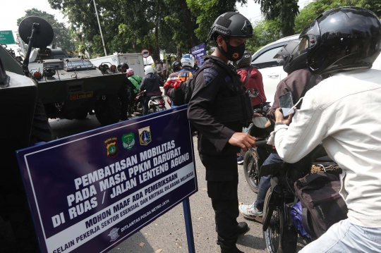 Pasukan Brimob Perketat Penyekatan Kendaraan di Lenteng Agung