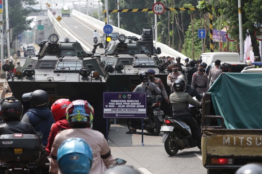 Pasukan Brimob Perketat Penyekatan Kendaraan di Lenteng Agung