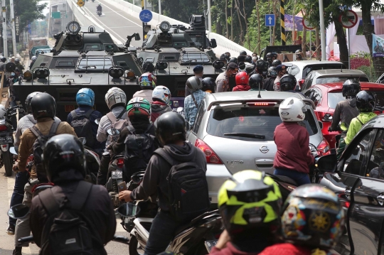 Pasukan Brimob Perketat Penyekatan Kendaraan di Lenteng Agung