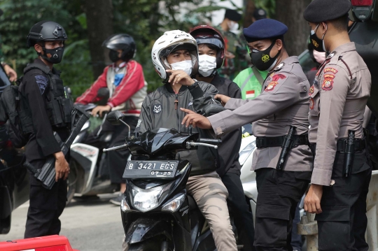 Pasukan Brimob Perketat Penyekatan Kendaraan di Lenteng Agung