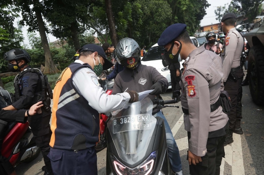 Pasukan Brimob Perketat Penyekatan Kendaraan di Lenteng Agung