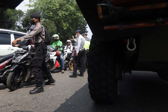 Pasukan Brimob Perketat Penyekatan Kendaraan di Lenteng Agung