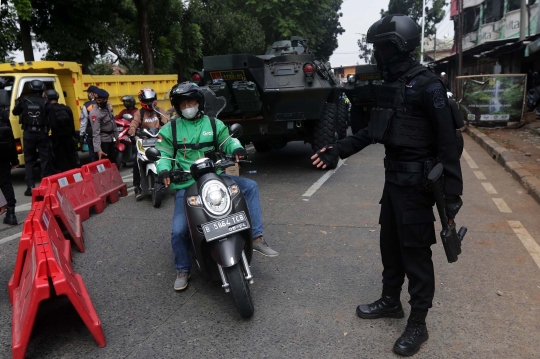 Pasukan Brimob Perketat Penyekatan Kendaraan di Lenteng Agung