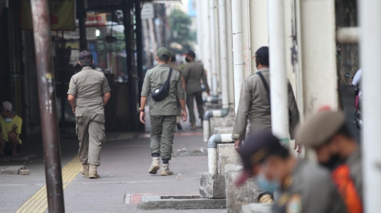 Satpol PP Jaga Ketat Pasar Tanah Abang Selama PPKM Darurat