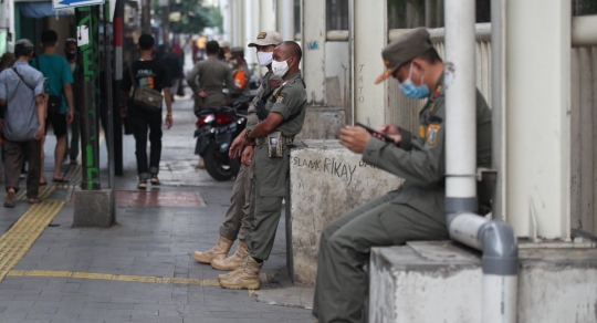 Satpol PP Jaga Ketat Pasar Tanah Abang Selama PPKM Darurat