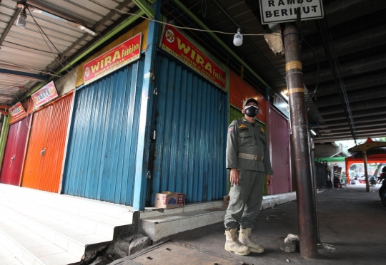 Satpol PP Jaga Ketat Pasar Tanah Abang Selama PPKM Darurat