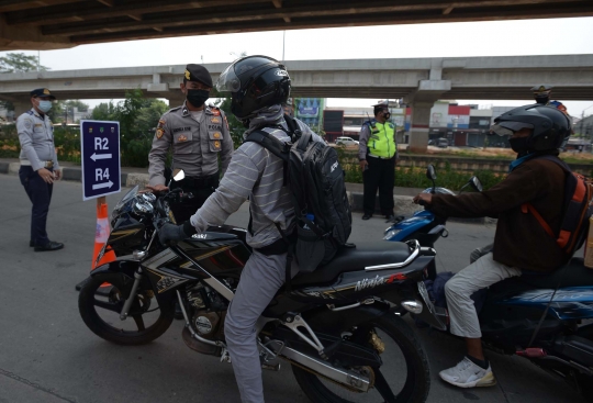 Suasana Penyekatan PPKM Darurat di Kalimalang