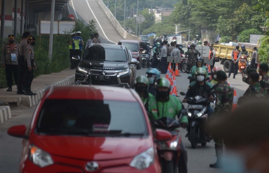 Suasana Penyekatan PPKM Darurat di Kalimalang