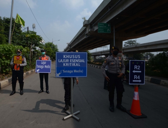 Suasana Penyekatan PPKM Darurat di Kalimalang