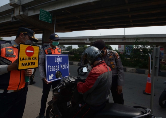 Suasana Penyekatan PPKM Darurat di Kalimalang