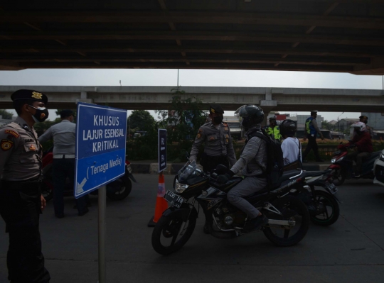 Suasana Penyekatan PPKM Darurat di Kalimalang