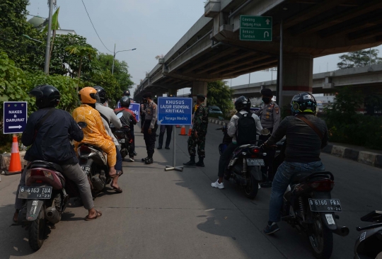 Suasana Penyekatan PPKM Darurat di Kalimalang