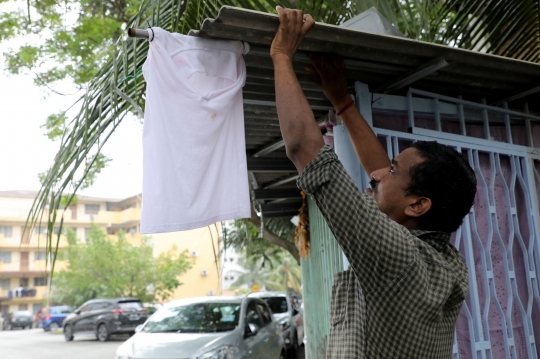 Warga Malaysia Kibarkan Bendera Putih Saat Mohon Bantuan di Masa Pandemi