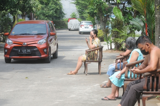 Warga Depok Tingkatkan Imun Tubuh dengan Berjemur