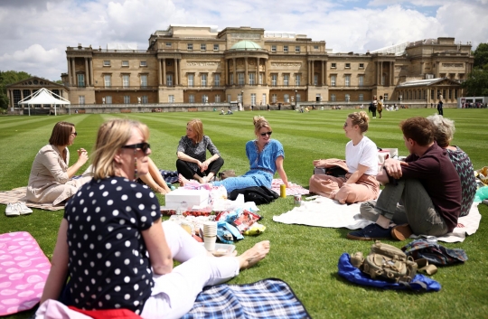 Serunya Piknik di Istana Buckingham