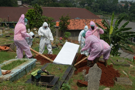 Kesibukan Relawan Memulasarakan Jenazah Pasien Covid-19 yang Isoman