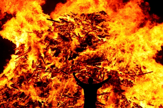 Api Unggun Raksasa Membara Saat Perayaan Serikat Pekerja di Irlandia