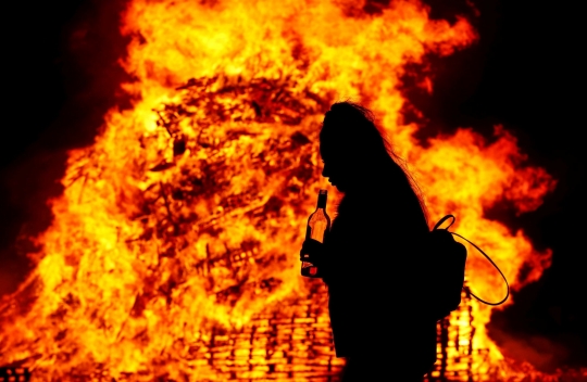 Api Unggun Raksasa Membara Saat Perayaan Serikat Pekerja di Irlandia