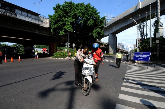 Penyekatan Jalan Fatmawati Selama PPKM Darurat