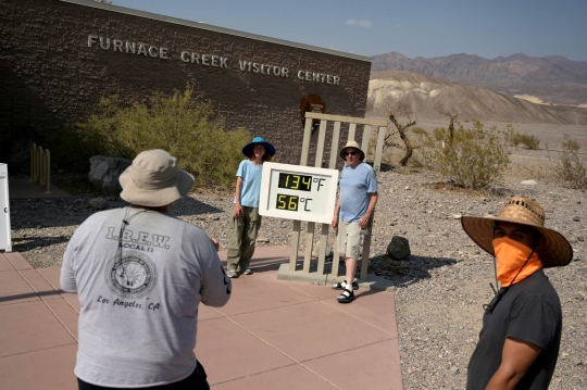Wisatawan Death Valley Asyik Foto-Foto di Tengah Suhu Ekstrem